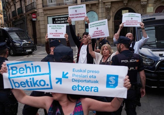 Cuatro víctimas de ETA han nostrado sus carteles en el acto de Sare.