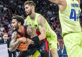 Brizuela comete falta sobre Howard