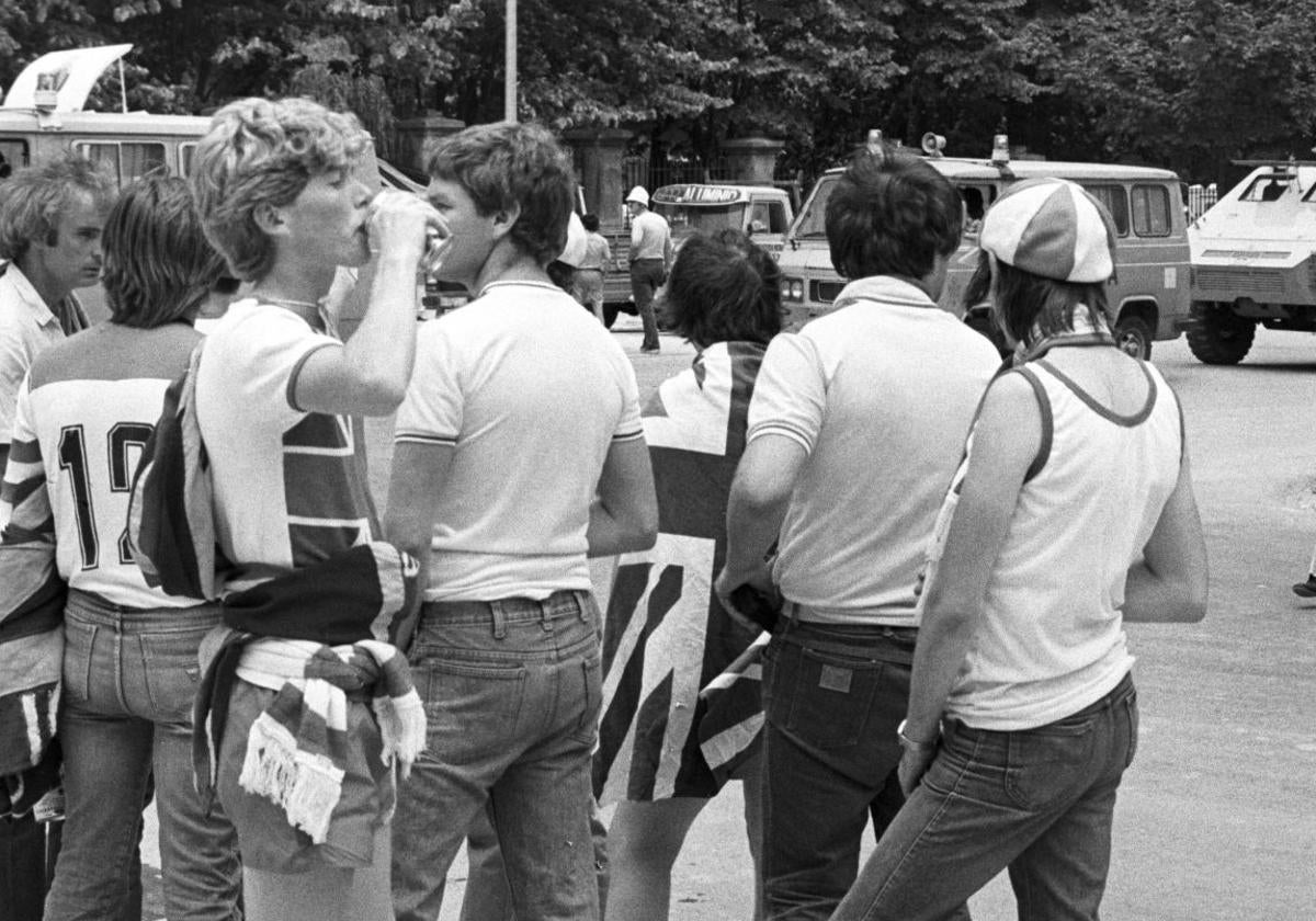 Un grupo de hinchas ingleses en Bilbao en junio de 1982, con la Policía cerca.