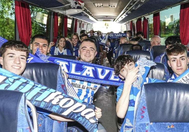 Cientos de hinchas albiazules han optado por viajar en los autobuses fletados por el Alavés.