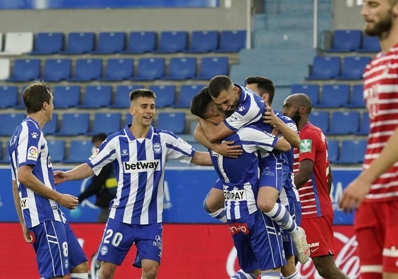 Lucas Pérez y Luis Rioja se abrazan tras lograr el gol definitivo ante el Granada que sellaba la permanencia en la campaña 2020-21.