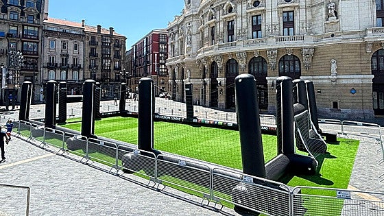 La 'fan zone' de El Arenal toma forma con la instalación deI campo de fútbol para el partido de leyendas