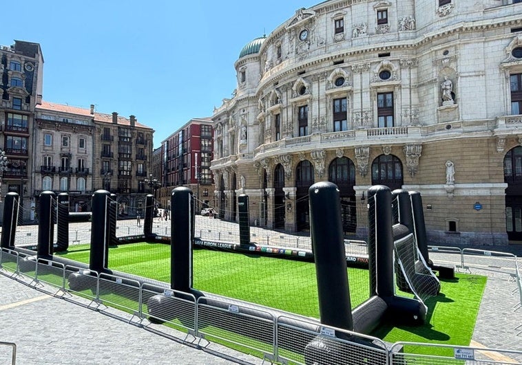 Instalado el campo de fútbol fuera del Teatro Arriaga para el Partido de Leyendas.