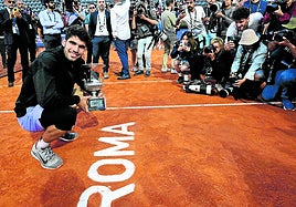 Carlos Alcaraz, sonriente con el trofeo tras coronarse en Roma en la final contra Sinner.