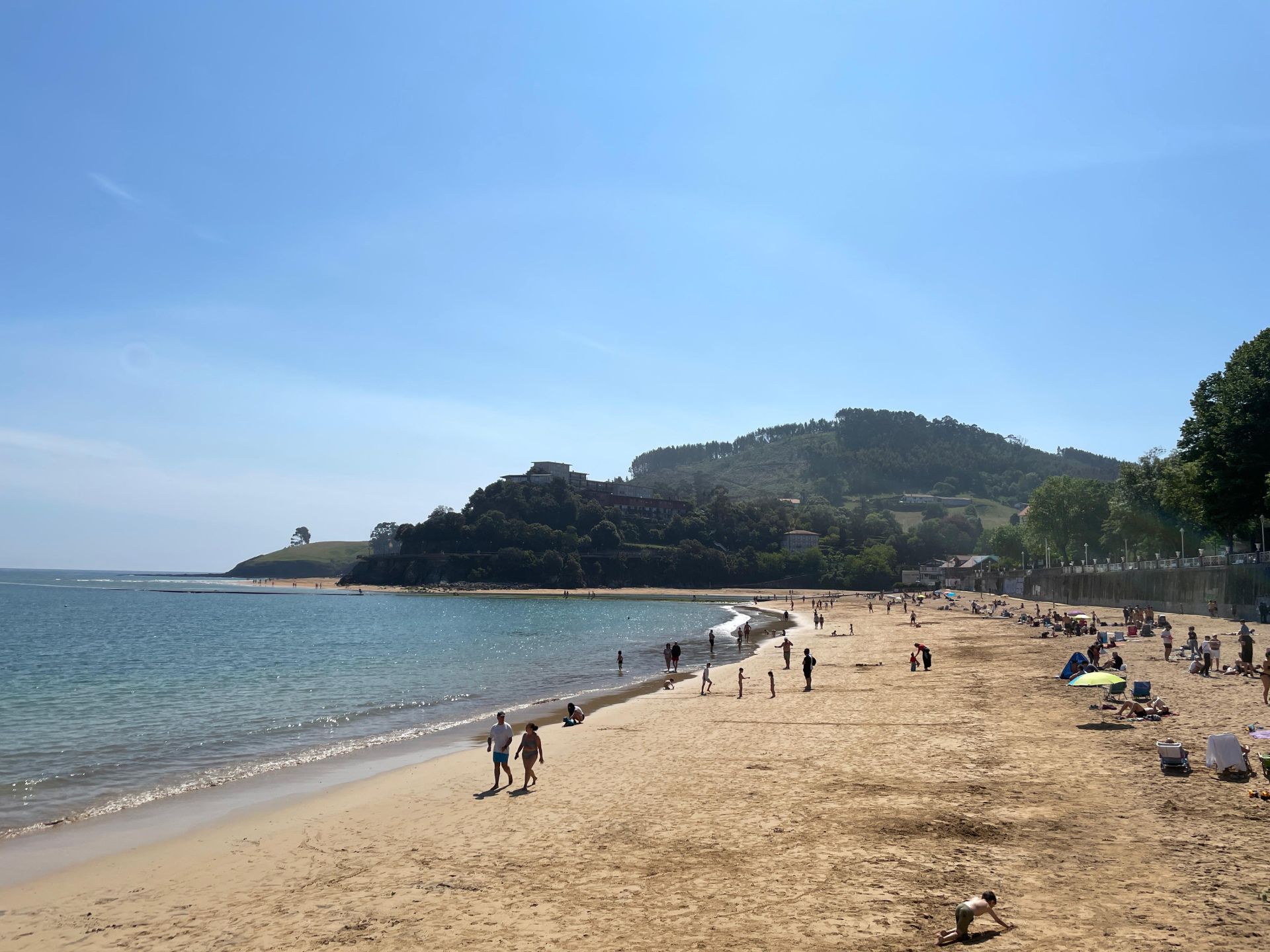 Las playas vizcaínas se llenan en una jornada veraniega