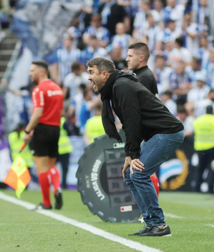 Imagen secundaria 2 - Kike engullido por la grada, Guevara de chófer, la bufanda de Coudet... Así fue la celebración del Alavés