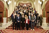 Foto de familia con Calixto Bieito, director del teatro, abajo en el centro, y a su derecha, Gonzalo Olabarria, concejal de Cultura, ambos encargados de presentar la nueva temporada del Arriaga.