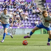 Carlos Vicente protege el balón ante la presión de Aznou. igor martín