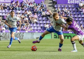 Carlos Vicente protege el balón ante la presión de Aznou. igor martín