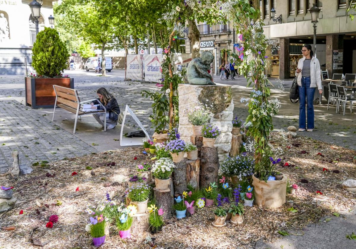 Las flores ya dan color a las calles de Vitoria.