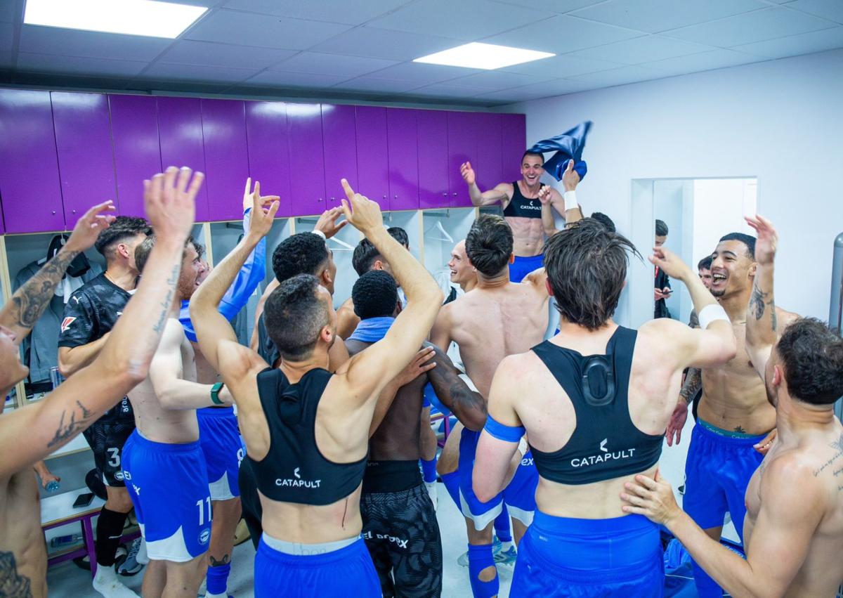 Imagen secundaria 1 - Kike engullido por la grada, Guevara de chófer, la bufanda de Coudet... Así fue la celebración del Alavés