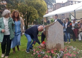 El acto terminó con la ofrenda floral en el monolito que recuerda a las víctimas.