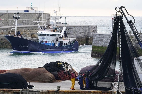 Un pesquero entra en el puerto de Ondarroa antes de la bajamar.