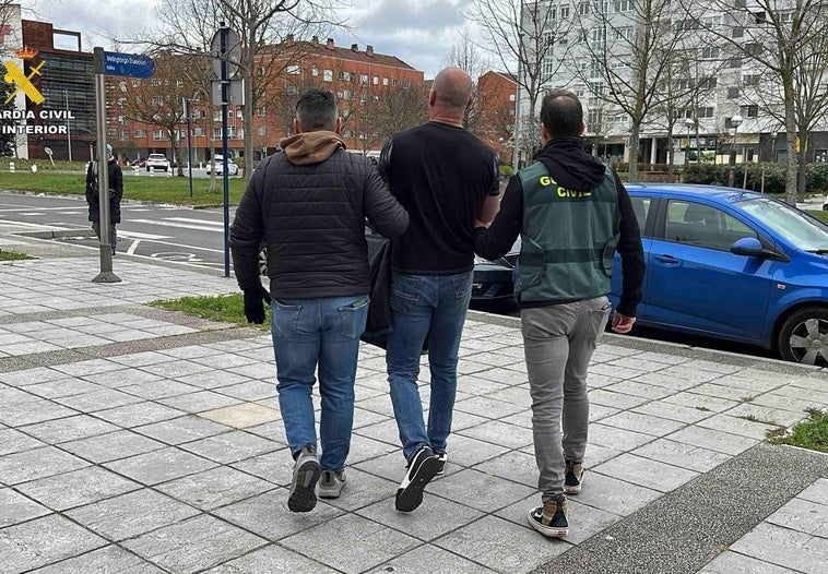 Uno de los detenidos en esta operación de la Guardia Civil contra el narcotráfico.