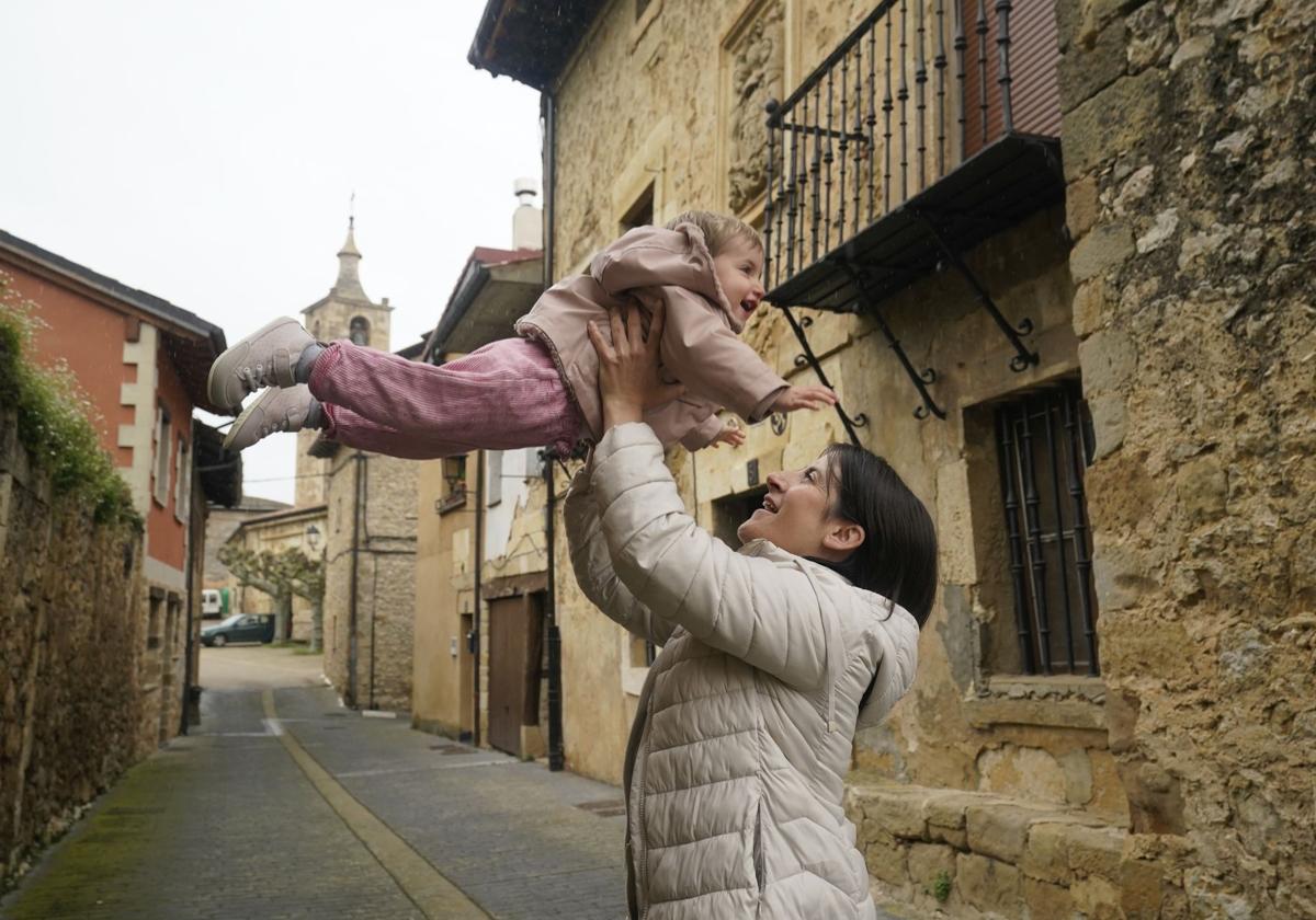 «Conciliar en la zona rural es difícil, pero somos felices, esto es más familiar y hay otro ritmo»