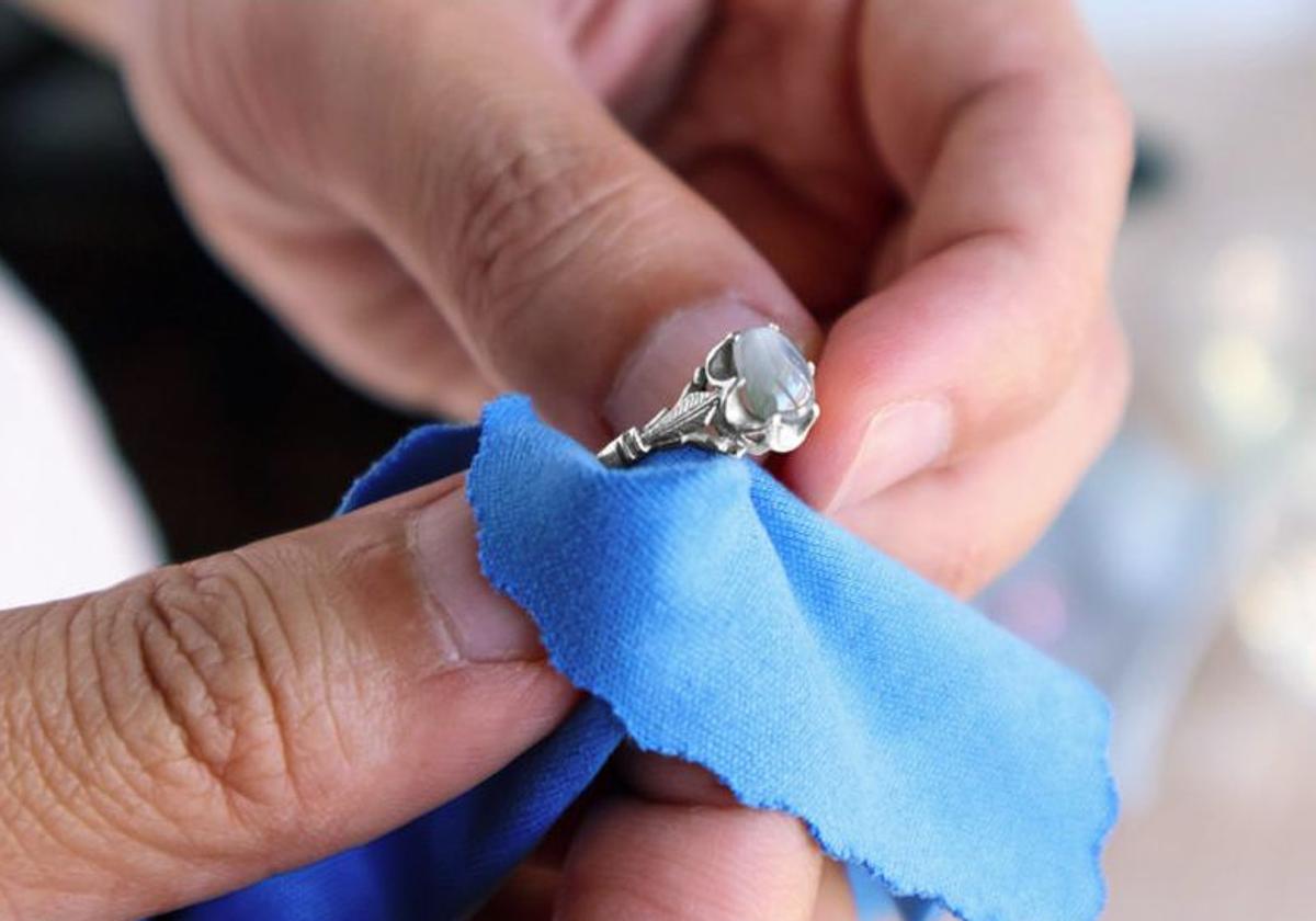El sencillo truco para limpiar las joyas y que queden como nuevas: «Mano de santo»