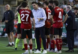 Alessio Lisci dio instrucciones a Joel Roca.