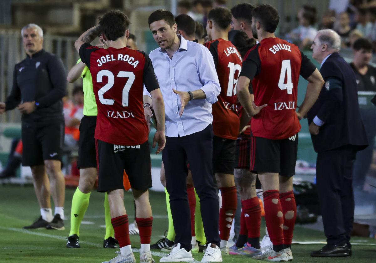 Alessio Lisci dio instrucciones a Joel Roca.