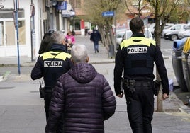 Dos agentes locales patrullan a pie por una calle de Vitoria.