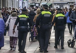 Agentes de la Policía Local patrullan por el centro de Vitoria.