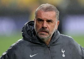 Postecoglou, con rostro serio durante el partido de vuelta de semifinales ante el Bodo/Glimt.