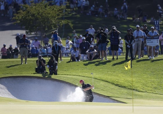 Rahm la saca de búnker durante su ronda final en el PGA Championship.