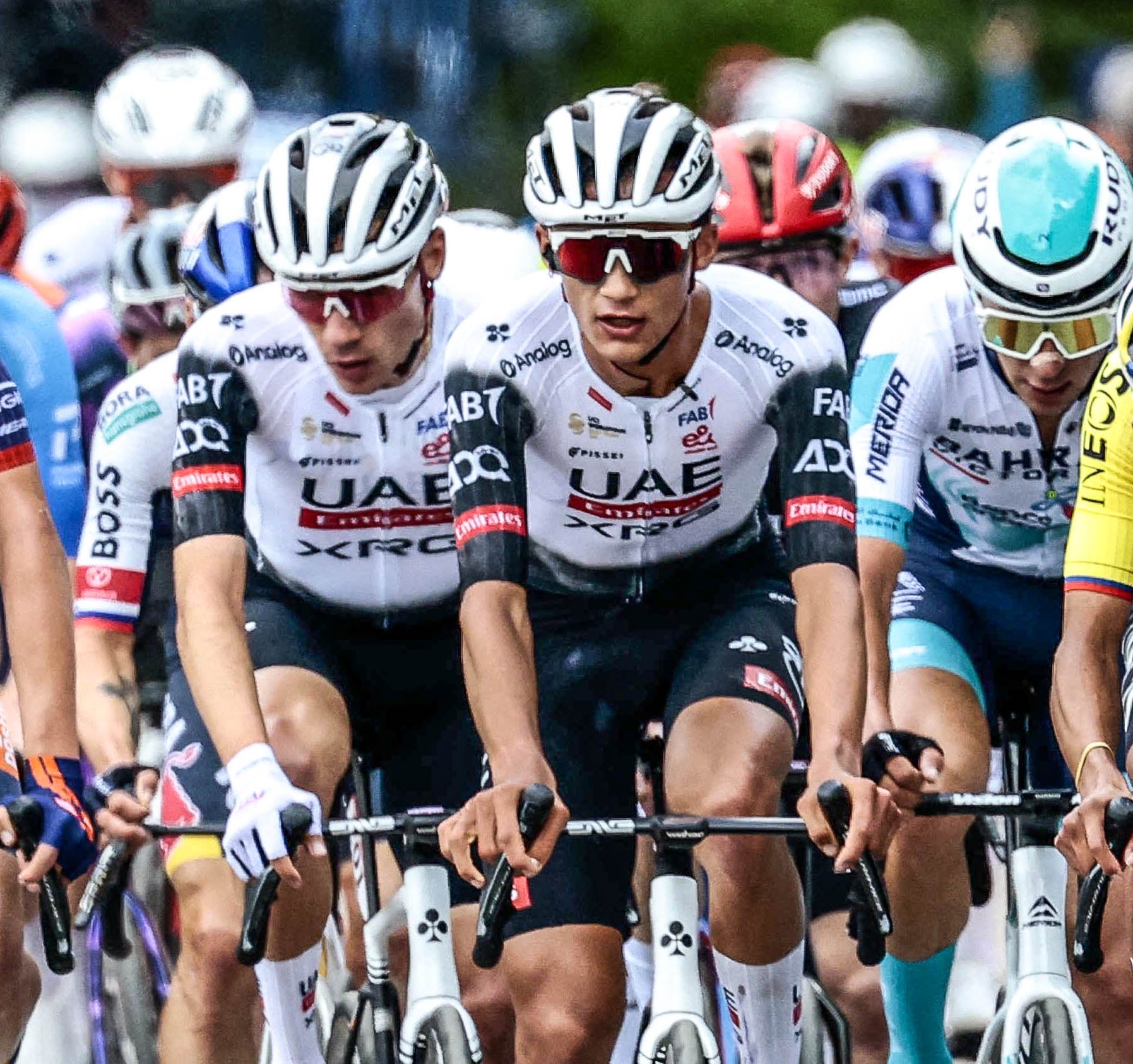 El mexicano Del Toro, en primer plano, seguido por su compañero Ayuso, durante una etapa del Giro.
