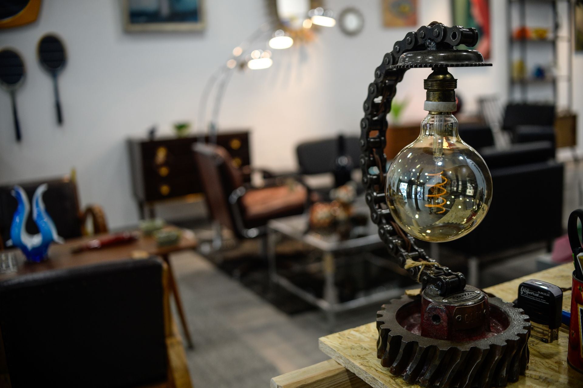 La nueva vida de Alejandro: abre una tienda de muebles y objetos &#039;vintage&#039; en el centro de Bilbao