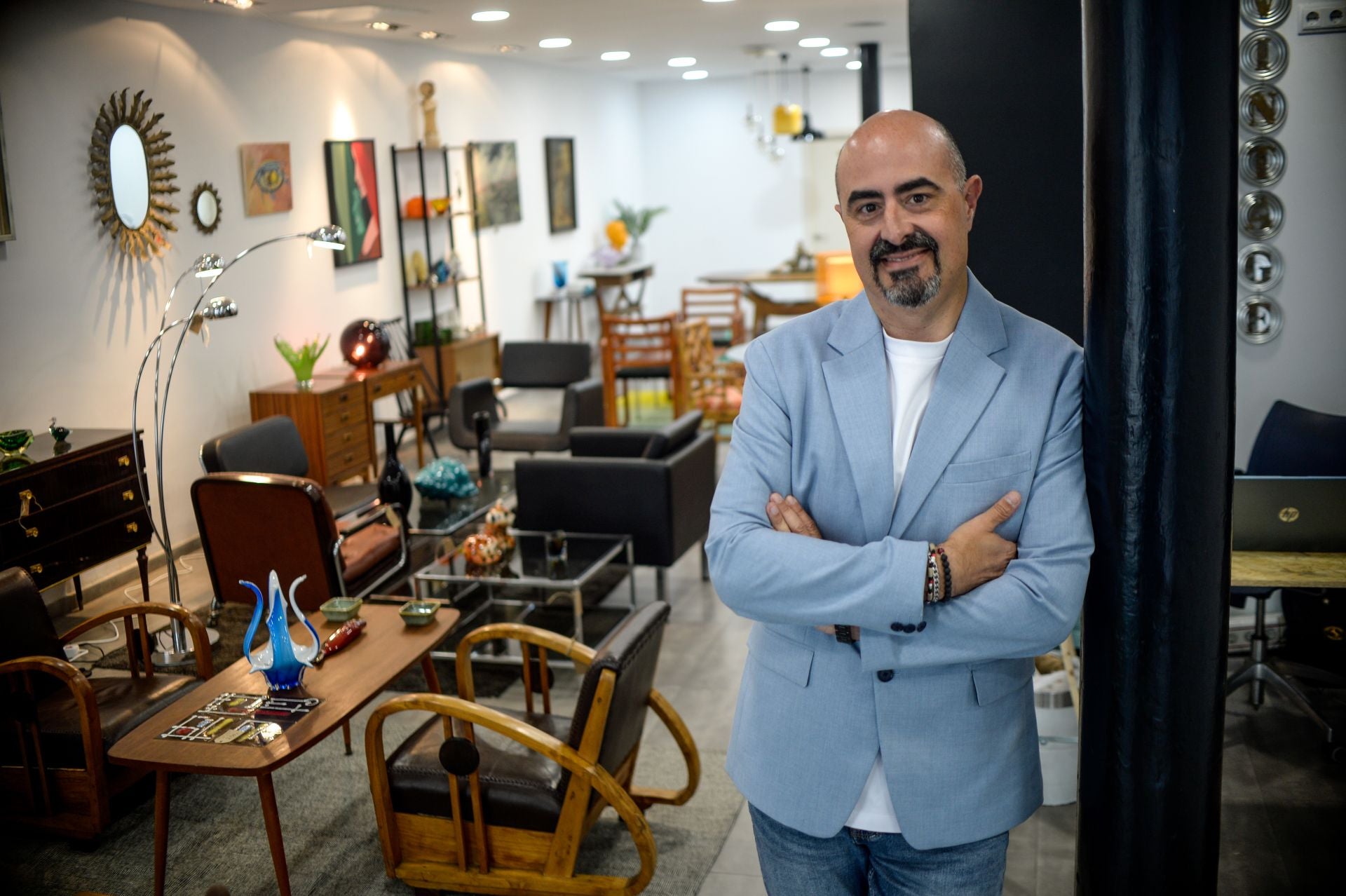 La nueva vida de Alejandro: abre una tienda de muebles y objetos &#039;vintage&#039; en el centro de Bilbao