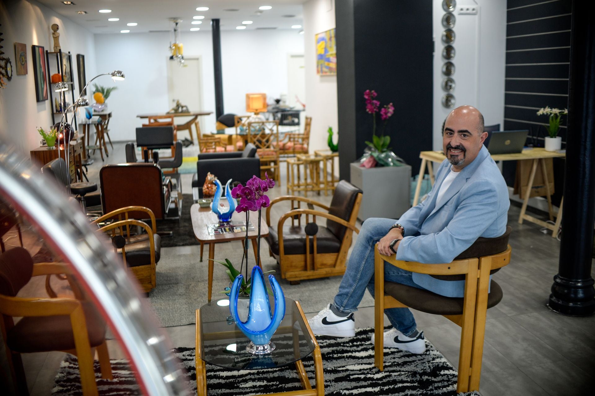 La nueva vida de Alejandro: abre una tienda de muebles y objetos &#039;vintage&#039; en el centro de Bilbao
