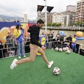 Aduriz inaugura la 'fan zone' de El Arenal... y ¡falla el penalti!
