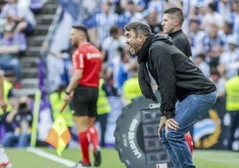 Coudet da instrucciones durante el partido ante el Valladolid.