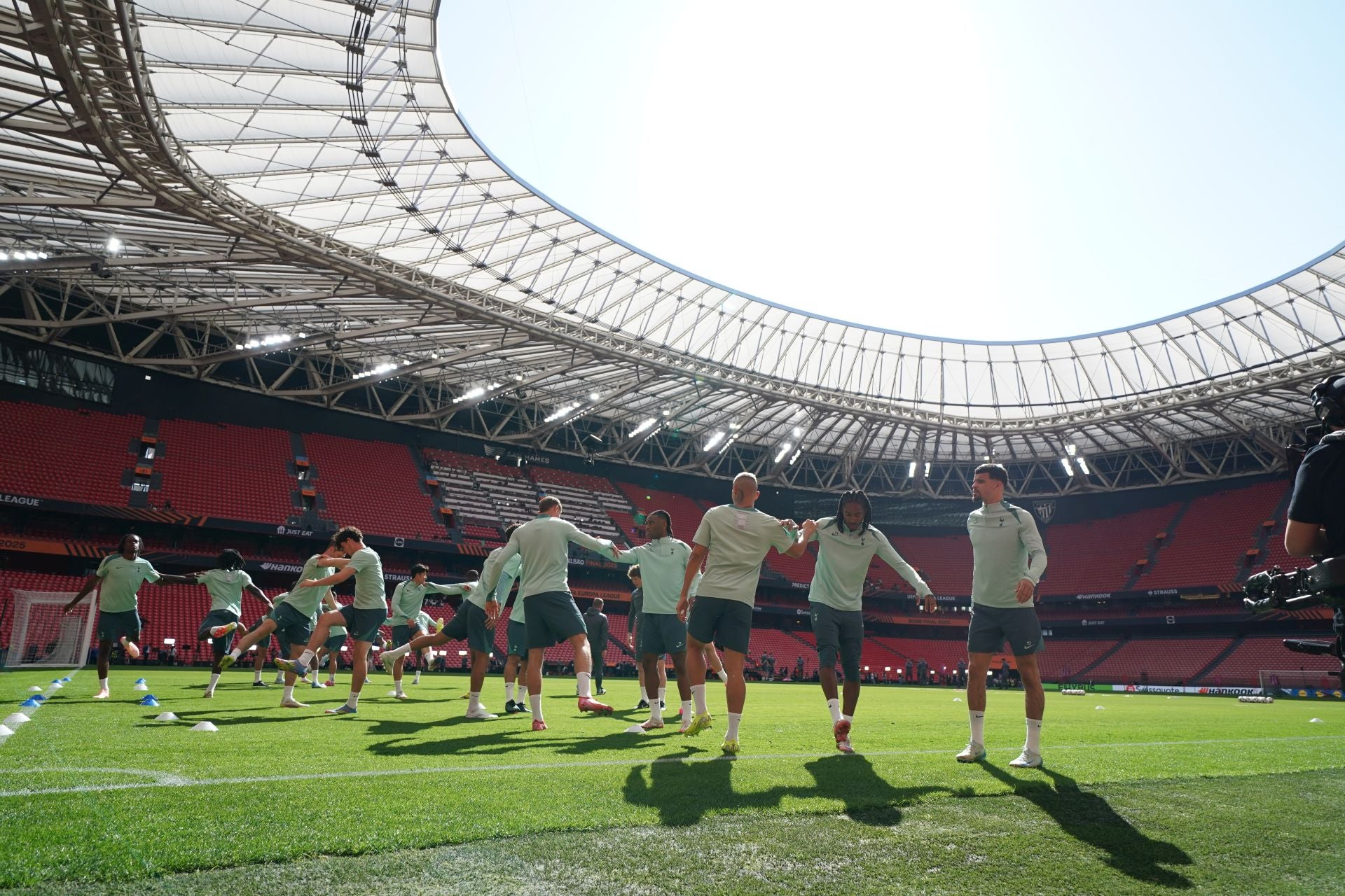 Los jugadores del Tottenham se ejercitan en San Mamés, escenario de la final.