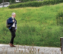 Un vecino pasea por el barrio de Alango en el municipio de Getxo donde actuarán desde hoy los jardineros.