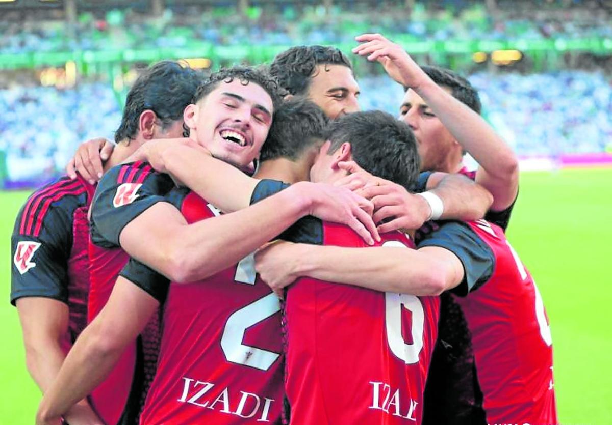 El equipo es una piña y celebró así el primero de los goles del partido.