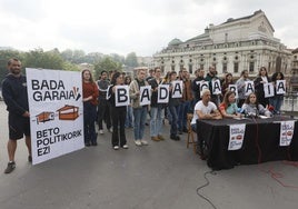 Miembros de GKS, la comparsa Luberri y el Sindicato de Vivienda esta mañana en Bilbao.