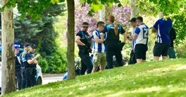 Varios agentes identifican a los aficionados del Alavés tras el incidente.