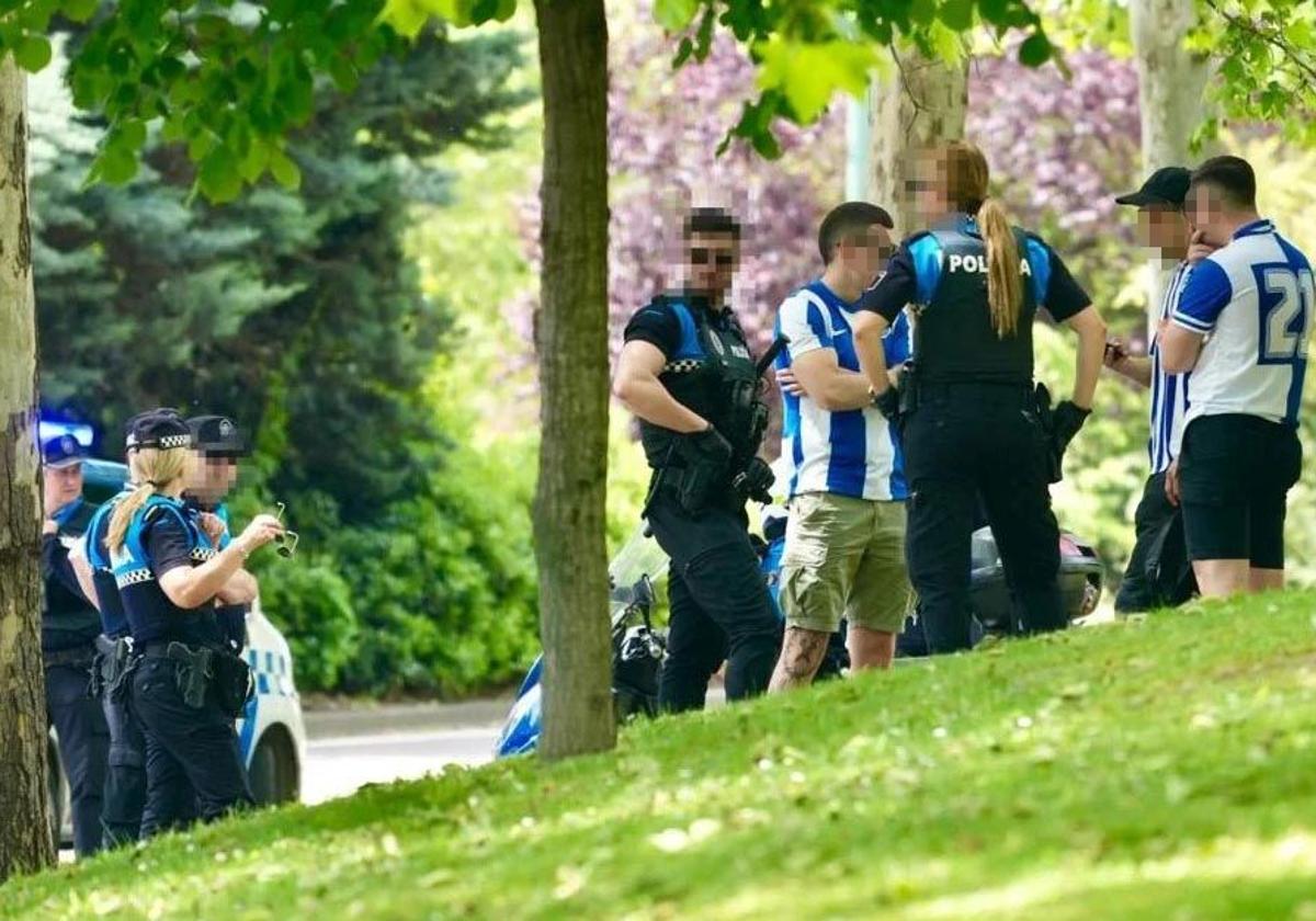 Varios agentes identifican a los aficionados del Alavés tras el incidente.