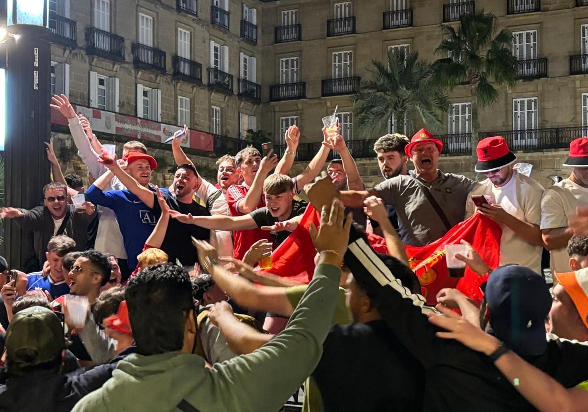 Ambientazo &#039;red&#039; en la Plaza Nueva