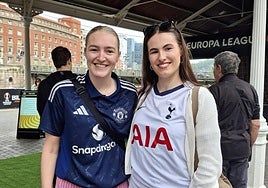 Las hinchas del Tottenham y del United que se han hecho amigas en Bilbao: «Mañana no nos hablaremos»