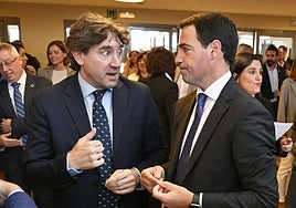 El secretario general del PSE-EE, Eneko Andueza, pasa por delante del lehendakari, Imanol Pradales, en el Parlamento vasco.