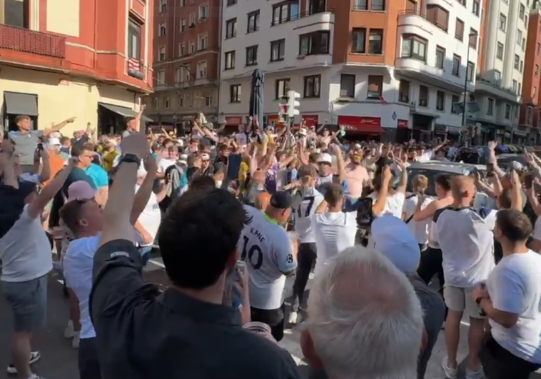 La masiva presencia de aficionados del Tottenham obliga a cortar Licenciado Poza y Doctor Areilza