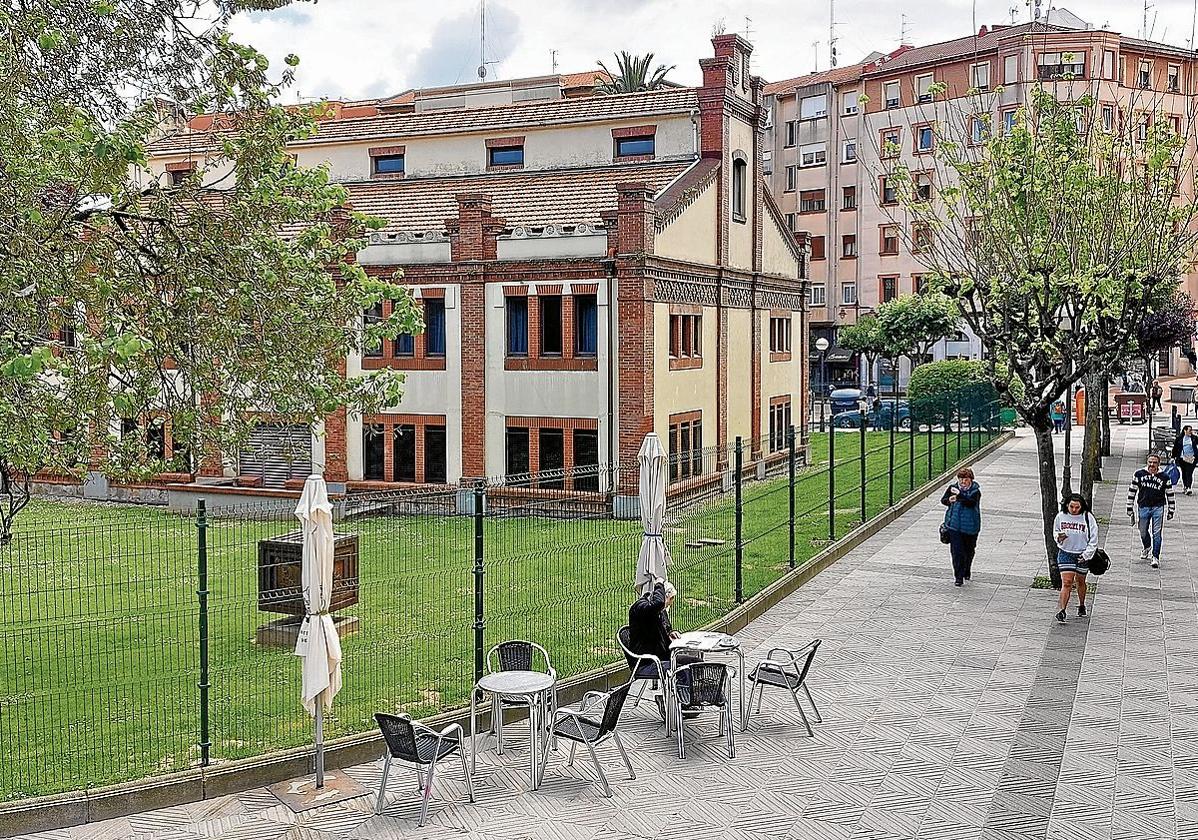 La verja impide ya el acceso al césped que rodea el perímetro de este edificio.