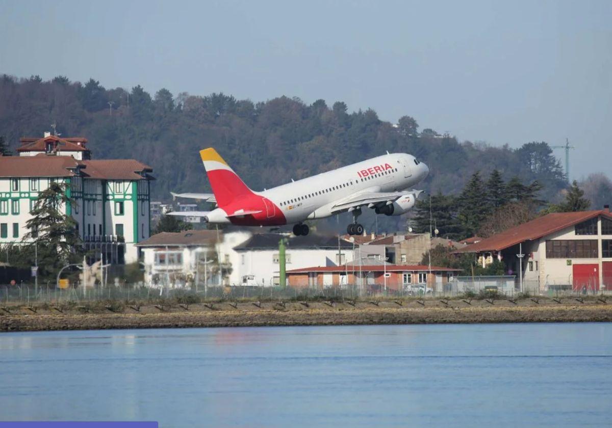 Iberia devolverá a dos vascos los 775 euros que pagaron por un taxi a Madrid tras un vuelo cancelado