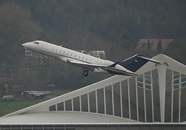 Un jet privado despega de Loiu, en una imagen tomada en 2023.