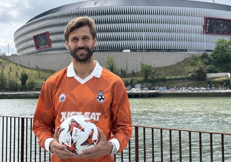 Fernando Llorente posa con el balón de la final de la Europa League con San Mamés al fondo.