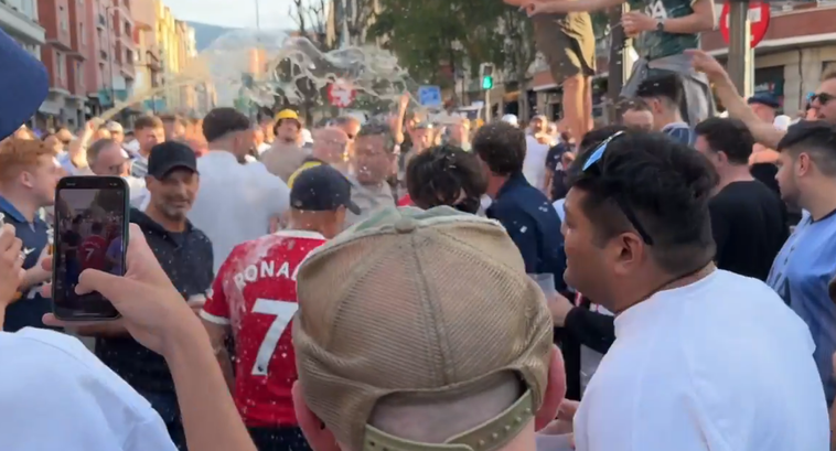 Dos aficionados del United con la camiseta de Ronaldo, empapados en cerveza por sus rivales
