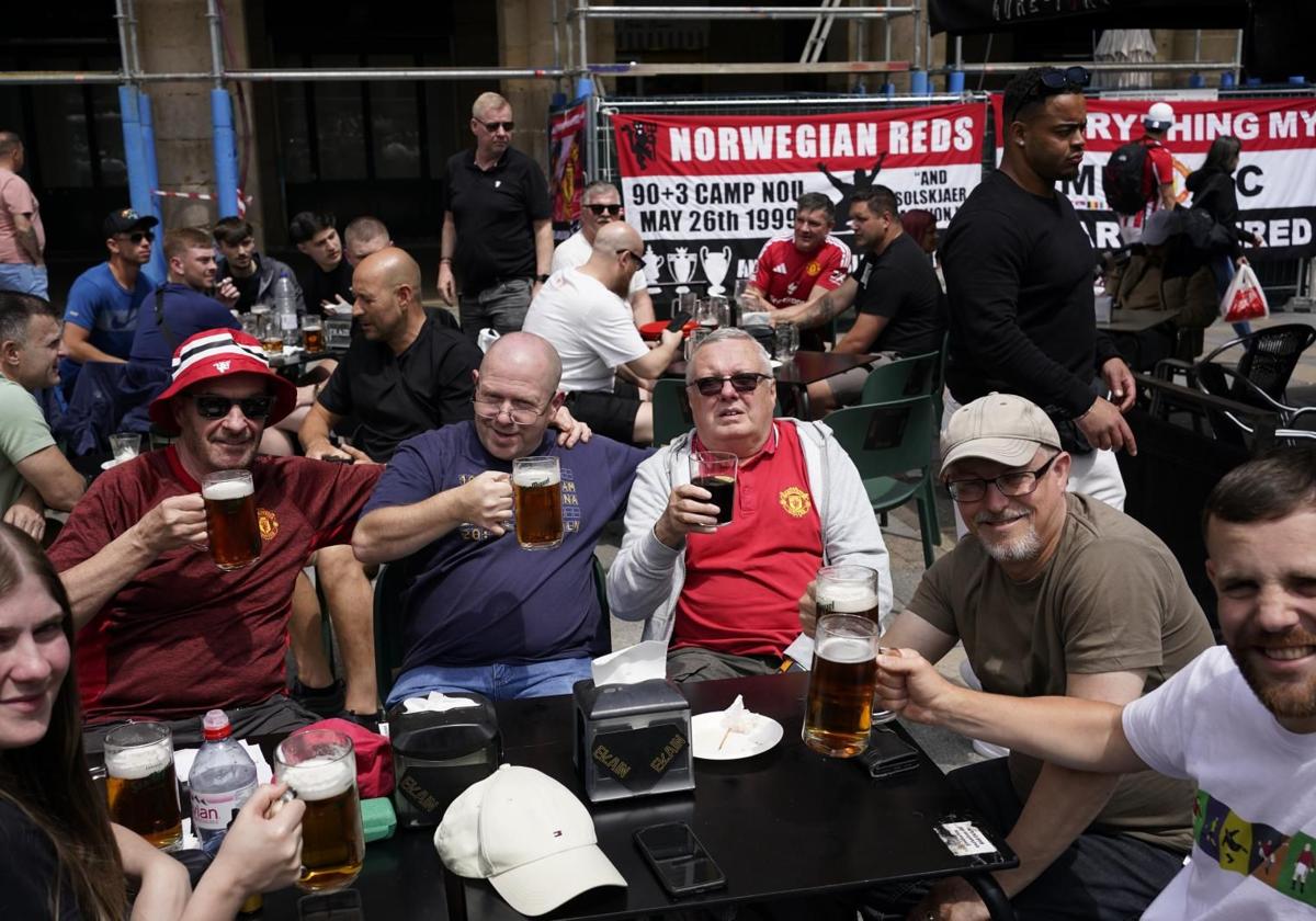 Ambientazo en la Plaza Nueva... Y todavía falta día y medio para la final