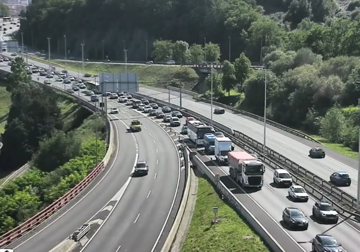 Retenciones en Rontegi por un accidente entre dos vehículos en La Avanzada