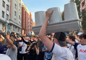 Los hinchas del Tottenham se desmadraron en Pozas: semáforos rotos, baño de cerveza a rivales...